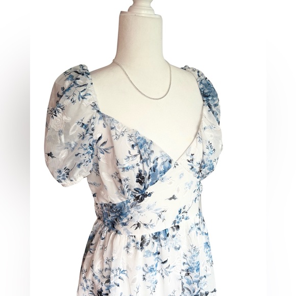 Emerald Sundae Dresses & Skirts - Emerald Sundae Blue and White Floral Sweetheart Neckline Cottage Midi Dress NWT